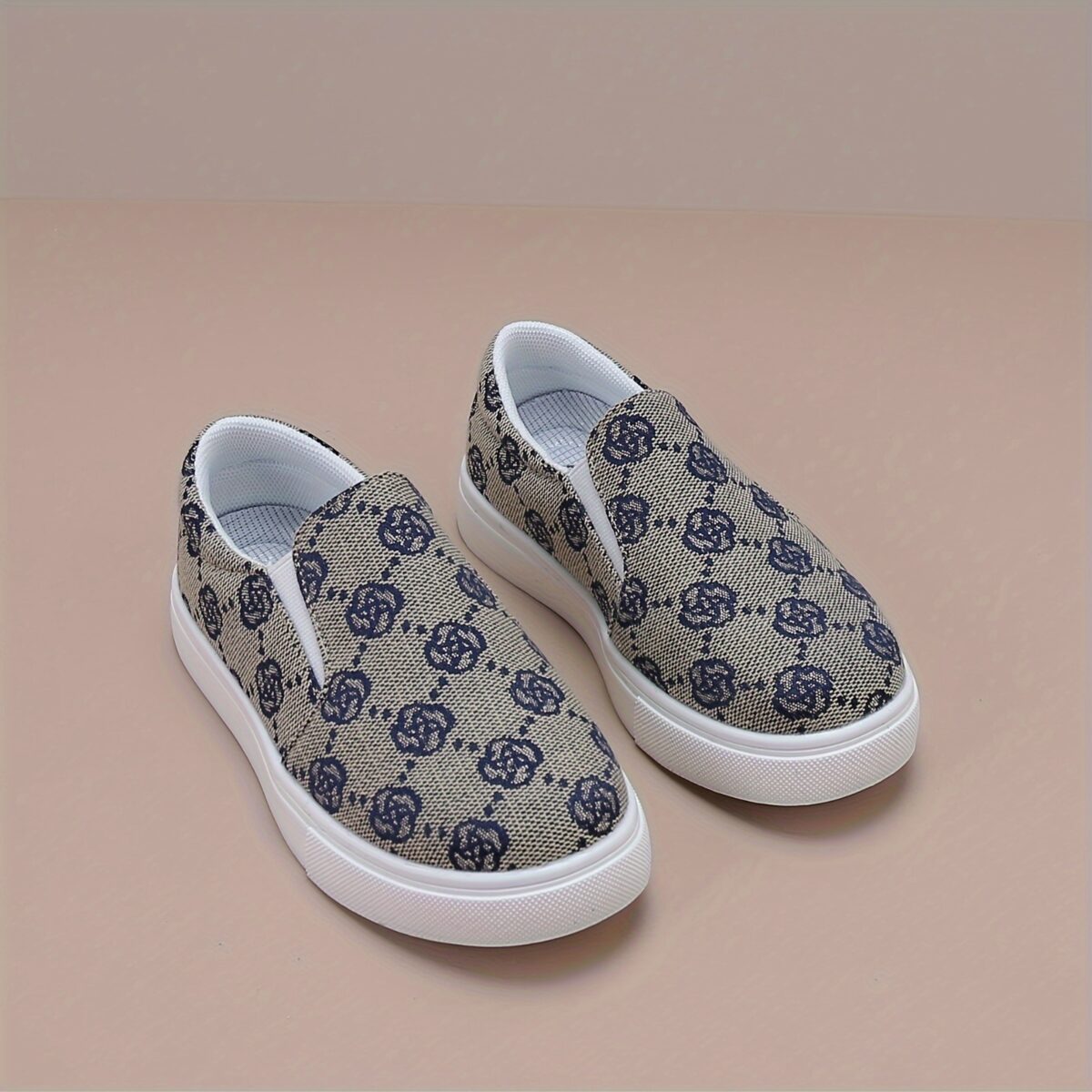 Stylish and comfortable Newness Little Wanderer Kids Canvas Shoes in white perfect for spring adventures The shoes feature a classic canvas design with a comfortable fit