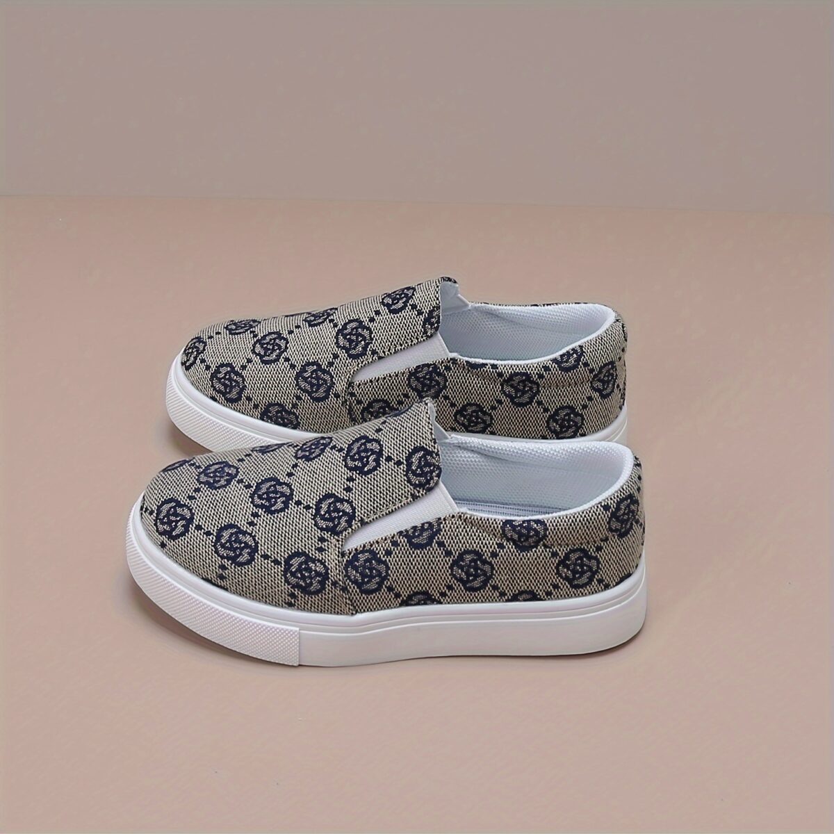 Stylish and comfortable Newness Little Wanderer Kids Canvas Shoes in white perfect for spring adventures The shoes feature a classic canvas design with a comfortable fit