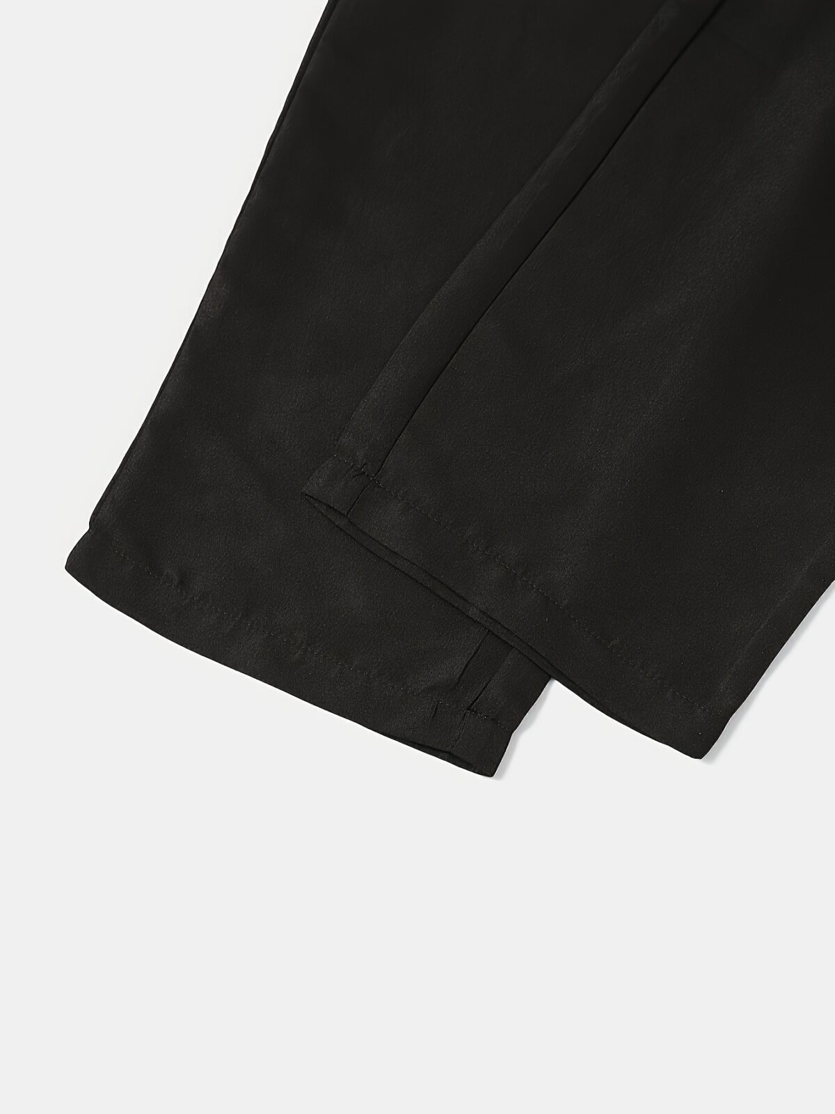 Newness Dubai Nights Mens Summer Set A stylish and comfortable mens summer outfit in breathable woven fabric perfect for warm weather
