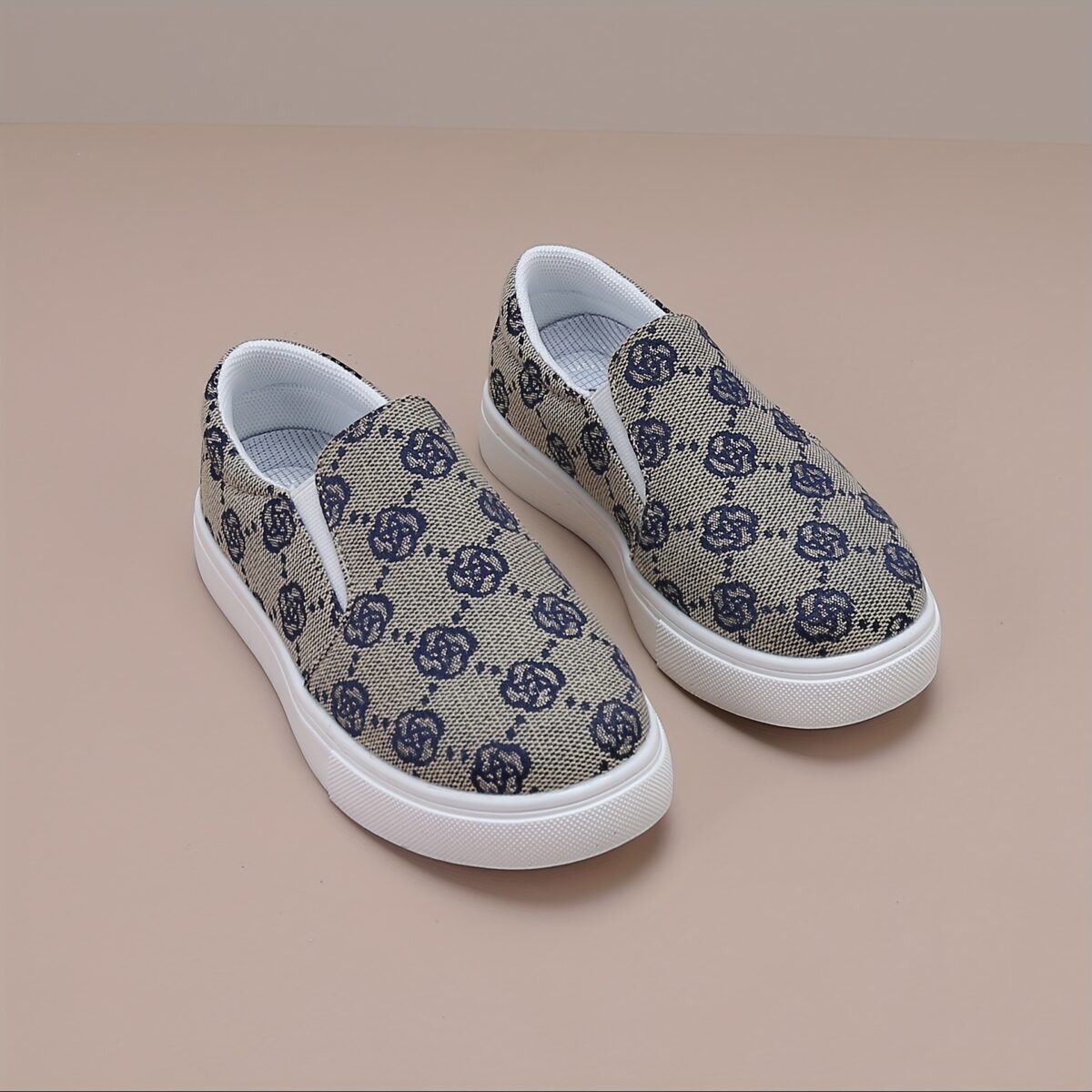 Stylish and comfortable Newness Little Wanderer Kids Canvas Shoes in white perfect for spring adventures The shoes feature a classic canvas design with a comfortable fit