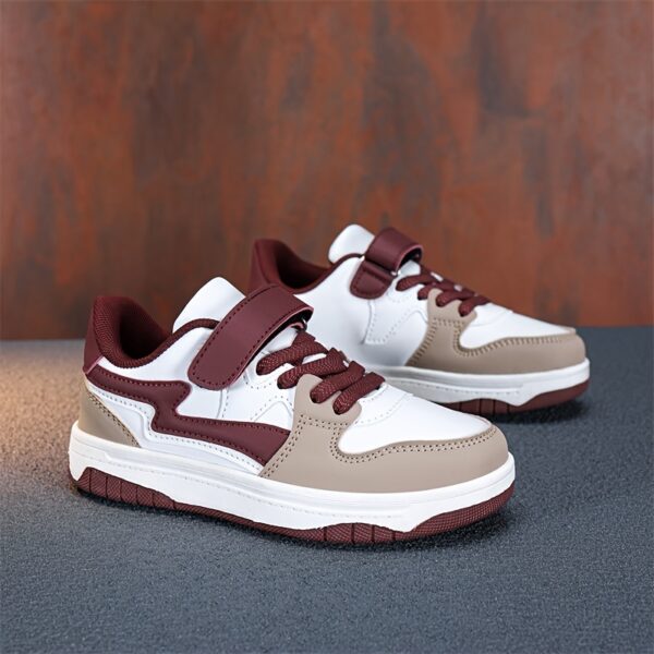 Stylish and comfortable striped and plaid boys' sneakers from Newness, perfect for everyday wear. Durable construction ensures long-lasting use.
