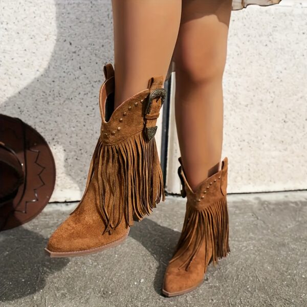 Newness Desert Bloom Western Boots Stylish western boots in a perfect fit showcasing the latest fashion trends