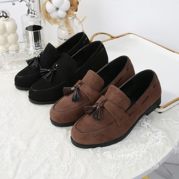 Newness Effortless Style Tassel Loafers in brown leather These chic loafers feature stylish tassels and are perfect for any occasion